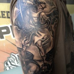 Demi-manche statuaire avec ange, réalisme noir et gris