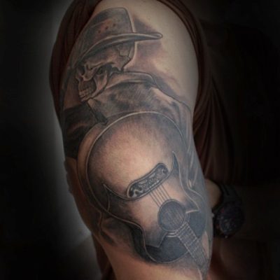 Portrait d'homme au chapeau en noir et gris sur l'épaule