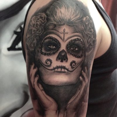 Catrina, crâne mexicain fleuri en noir et gris sur l'épaule