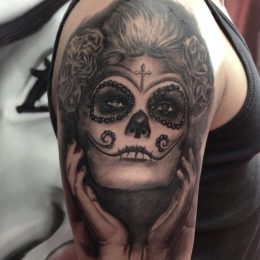 Catrina, crâne mexicain fleuri en noir et gris sur l'épaule