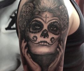 Catrina, crâne mexicain fleuri en noir et gris sur l'épaule