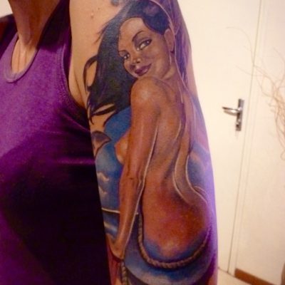 Pin-up en couleur sur le bras