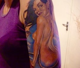 Pin-up en couleur sur le bras