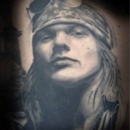 Portrait d'homme au bandana, réalisme noir et gris sur le bras