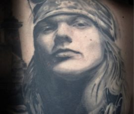 Portrait d'homme au bandana, réalisme noir et gris sur le bras