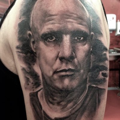 Portrait d'homme en réalisme noir et gris sur l'épaule