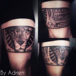 Bracelet polynésien et tête de lion en noir et gris sur la cuisse