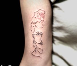 Rose et visage en ligne fine sur le bras