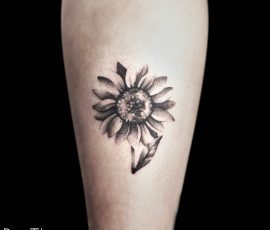 Tournesol en noir et gris sur l'avant-bras