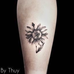Tournesol en noir et gris sur l'avant-bras