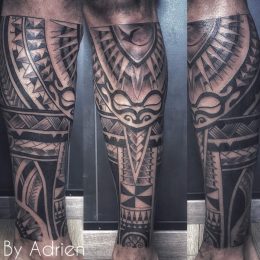 Motif polynésien en noir et gris sur les cuisses
