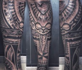Motif polynésien en noir et gris sur les cuisses