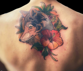 Loup et hibiscus en couleur sur le haut du dos