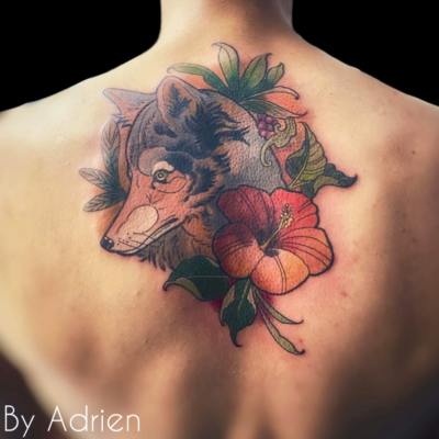 Loup et hibiscus en couleur sur le haut du dos