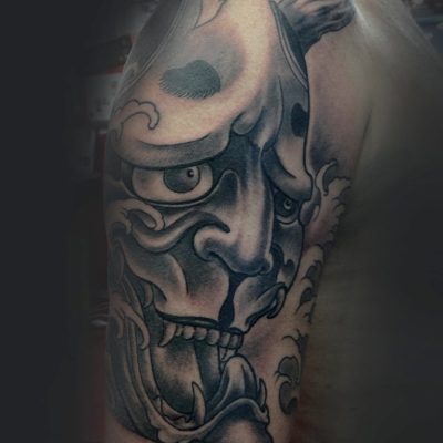 Masque hannya japonais en noir et gris sur l'épaule