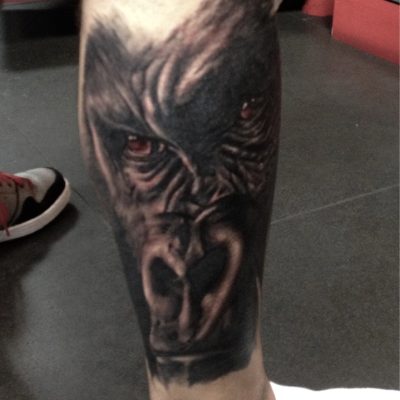 Tête de loup en noir et gris sur le mollet