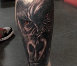 Tête de loup en noir et gris sur le mollet