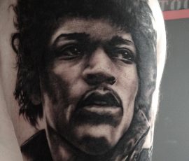 Portrait d'homme en réalisme noir et gris sur le bras