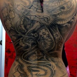 Dos complet, dragon japonais et motifs floraux en noir et gris