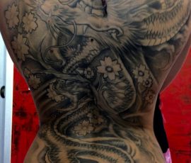 Dos complet, dragon japonais et motifs floraux en noir et gris