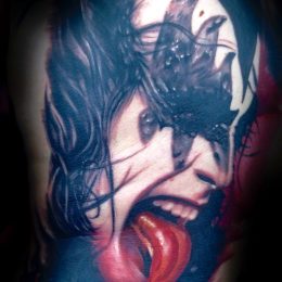 Portrait de femme vampire en couleur sur le bras