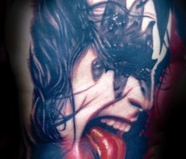 Portrait de femme vampire en couleur sur le bras