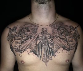Plastron religieux en noir et gris sur le torse