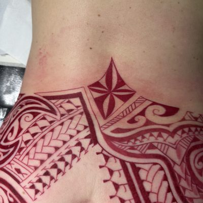 Motif polynésien fraîchement tatoué sur le bas du dos