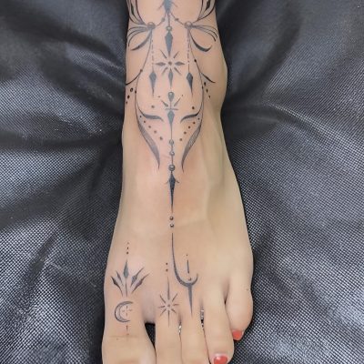 Ornements fins en noir et gris sur le pied