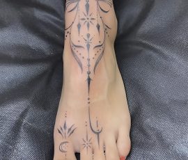 Ornements fins en noir et gris sur le pied