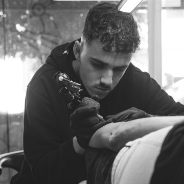 Tatoueur au travail — Adrien Tatouage Nouméa