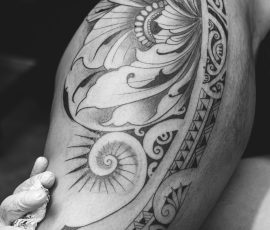 Tatouage polynésien sur la hanche