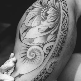 Tatouage polynésien sur la hanche