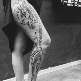 Tatouage polynésien sur la jambe