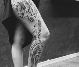 Tatouage polynésien sur la jambe