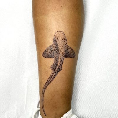 Requin sur le mollet — tatouage par Tony, Nouméa