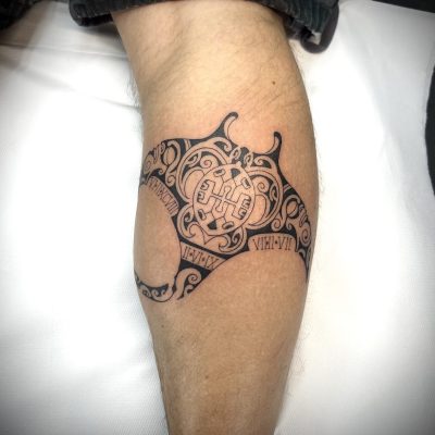Raie polynésienne sur le mollet — tatouage par Tony, Nouméa