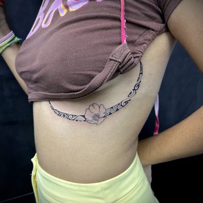 Motif floral sur les côtes — tatouage par Tony, Nouméa