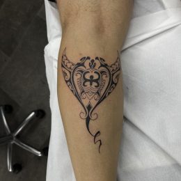 Raie polynésienne sur l'avant-bras — tatouage par Tony, Nouméa