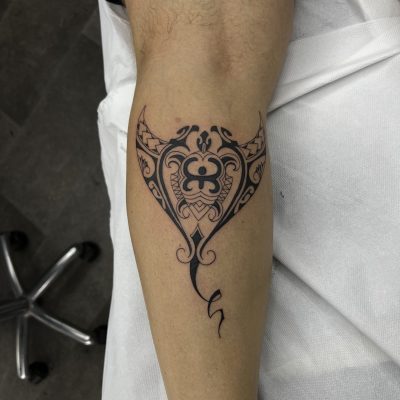 Raie polynésienne sur l'avant-bras — tatouage par Tony, Nouméa