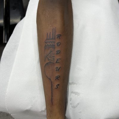 Lettrage sur l'avant-bras — tatouage par Tony, Nouméa