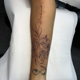 Lotus et fine ligne sur l'avant-bras — tatouage par Tony, Nouméa