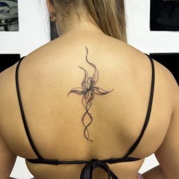 Motif floral sur le haut du dos — tatouage par Tony, Nouméa