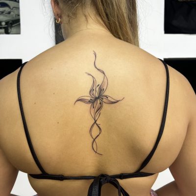 Motif floral sur le haut du dos — tatouage par Tony, Nouméa