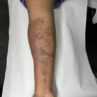 Fine ligne sur l'avant-bras — tatouage par Tony, Nouméa