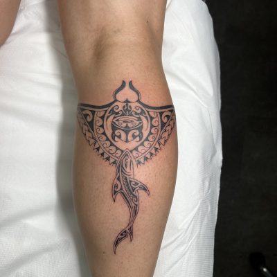 Raie polynésienne sur l'avant-bras — tatouage par Tony, Nouméa